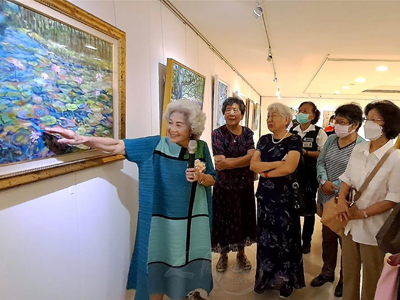 城鄉麗景花開時　82歲「少女」李美玲西畫個展