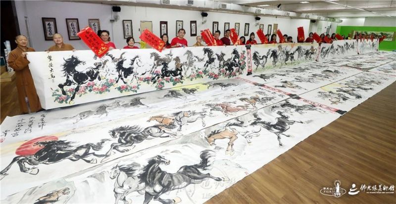 圖說:20藝術家完成300呎長卷畫馬水墨創作壯舉後合影。 人間社記者高建業攝 20260103-DongZen-001