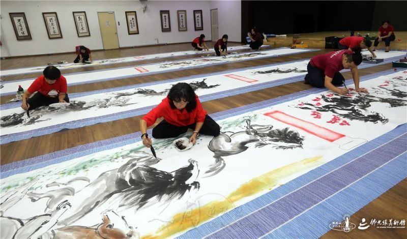 圖說:畫友聚精會神,畫出馬的神采。 人間社記者高建業攝 20260103-DongZen-002