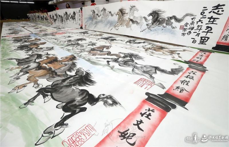 圖說:20名藝術畫友集體創作,共同畫出的200匹駿馬神態各異。 人間社記者高建業攝 20260103-DongZen-004