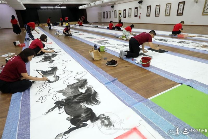 圖說:20名畫友各司其職,畫出200匹駿馬的精彩。 人間社記者高建業攝 20260103-DongZen-005