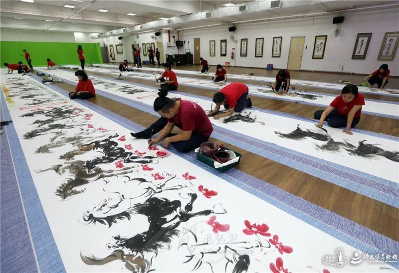 圖說:畫友為了畫出精彩的駿馬,不惜採用各種姿勢如跪畫等。 人間社記者高建業攝 20260103-DongZen-007