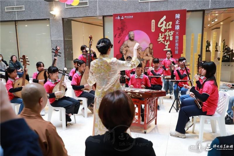 圖說:彰化市中山國樂絲竹團指導老師許雯婷師生表演曲目〈戲台下〉、〈雨〉弦律美妙動聽。 人間社記者許成旭攝 20260127-changhua-004