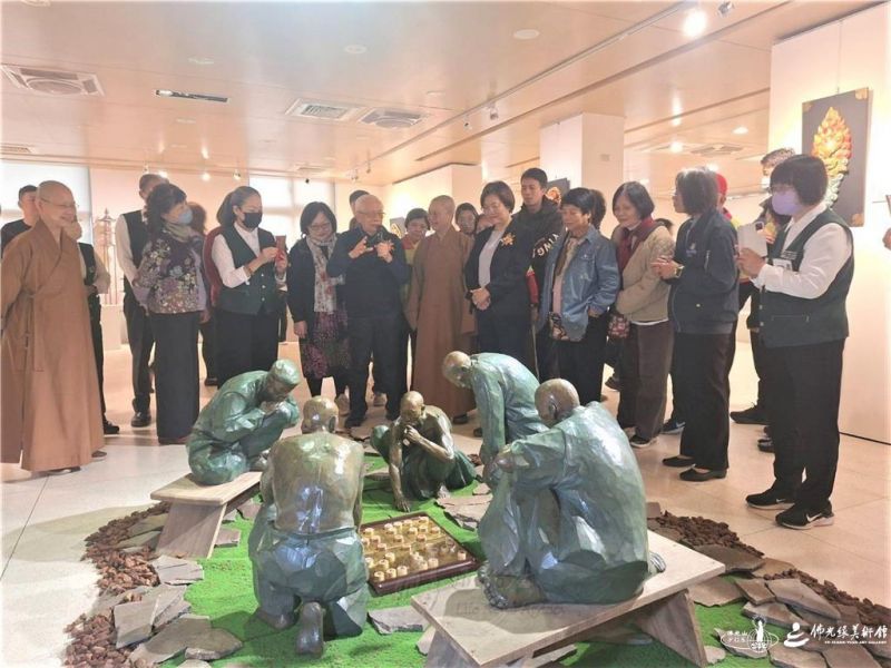 圖說:藝術家陳正雄導覽其作品〈廟前下棋〉,人物栩栩如生。 人間社記者陳璿宇攝 20260127-changhua-005