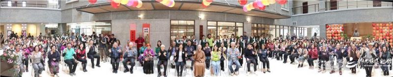 圖說:佛光緣美術館彰化館12月25日於福山寺彰化館舉辦「和諧共生-陳正雄木雕新春特展」開幕茶會。貴賓佛光山福山寺住持永嚴法師(中第一排右5)、彰化縣縣長王惠美(中第一排左5)、藝術家陳正雄(中第一排左4)、彰化縣文化局副局長張淑珠(中第一排右4)及300民眾與會。 圖/佛光緣美術館彰化館提供 20260127-changhua-007