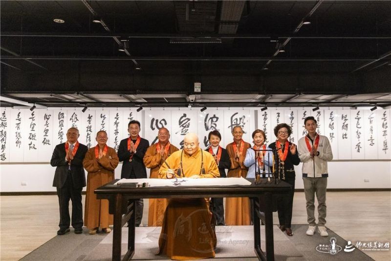 圖說:參與新館啟用揭綵的貴賓在展場內與佛光山開山祖師的硅像合影。左起:中華傳統宗教總會祕書長陳和順,佛光緣美術館全球27分館總館長如常法師,立法院副院長江啟臣,佛光山住持心保和尚,台中市長盧秀燕,佛光緣美術館台中館館長覺居法師,立法委員楊瓊瓔,忠興織造廠股份有限公司董事長郭元瑾,立法委員廖偉翔。 人間社記者吳雨彤攝 20260119-NEWS-005