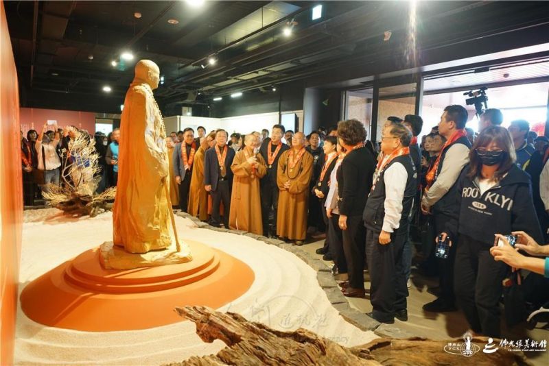 圖說:如常法師為貴賓導覽「傳燈六十 百年仰望-星雲大師一筆字紀念特展」。 人間社記者曾巨宏攝 20260119-NEWS-006