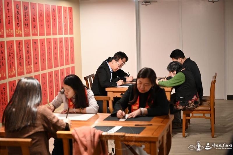 圖說:展場一隅,參觀民眾抄經。 人間社記者童瀚誴攝 20260119-NEWS-007
