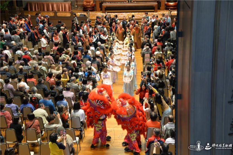 圖說:醒獅與佛光敦煌舞團表演者引領貴賓至美術館大門口進行揭綵。 人間社記者蔡人傑攝 20260119-NEWS-008