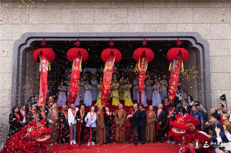 圖說:貴賓揭綵,繽紛的紙花從天而降,一陣歡欣鼓舞。 人間社記者吳雨彤攝 20260119-NEWS-010