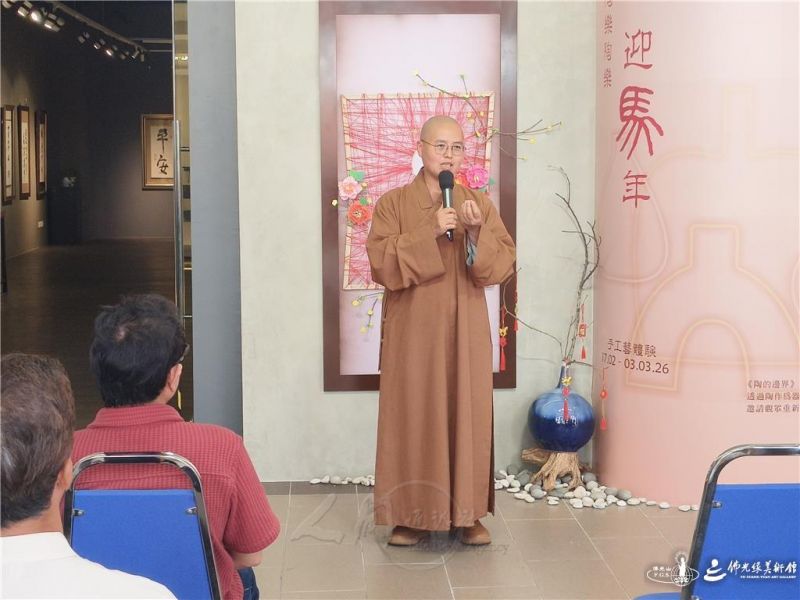 圖說:如彬法師指出,陶土藝術創作與佛法有許多相似點,如保持平靜的心,培養耐心,才能成功創作一件陶藝品。 人間社記者王邦松攝 20260210-NEWS-001