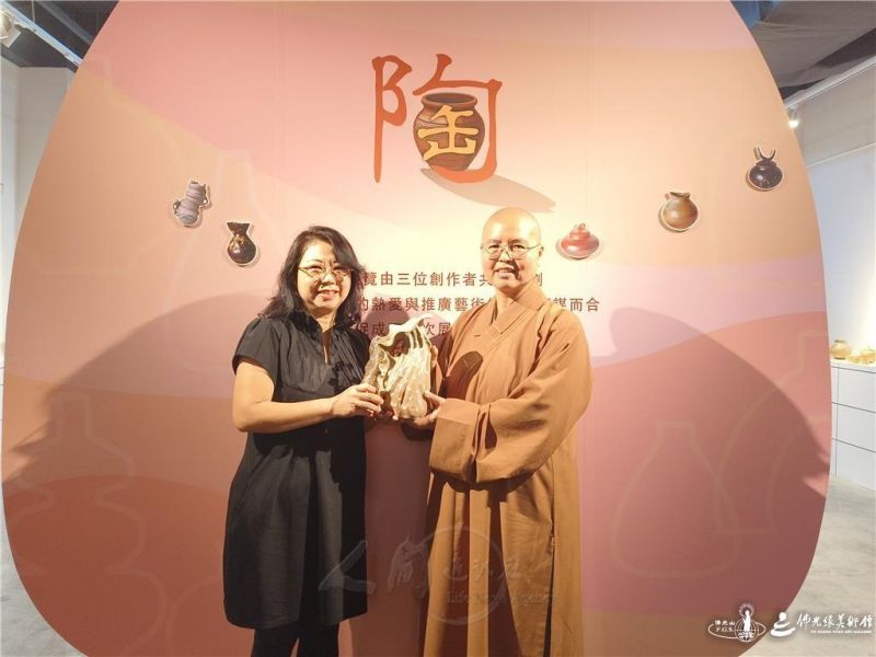 圖說:張佩珊將創作〈雨林之冠〉,贈予新馬寺典藏,設計構思來自馬來西亞的萊佛士花。 人間社記者王邦松攝 20260210-NEWS-002