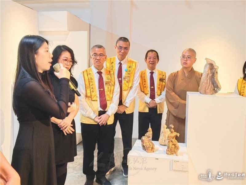 圖說:溫幸茹(左)為嘉賓介紹展出的陶藝品。 人間社記者王邦松攝 20260210-NEWS-003