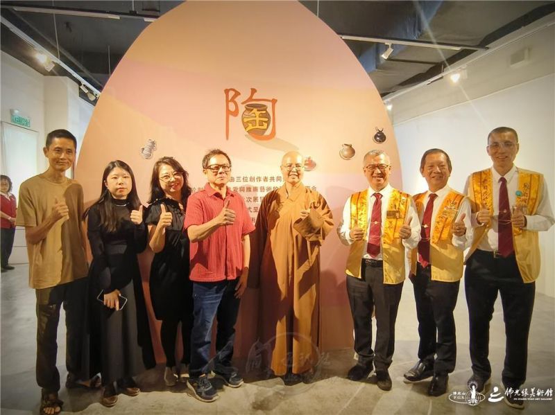 圖說:開幕嘉賓合影。(左起:巫子程、溫幸茹、張佩珊、溫俊春、如彬法師、林培傳、周振文、陳志勉)。 人間社記者王邦松攝 20260210-NEWS-005