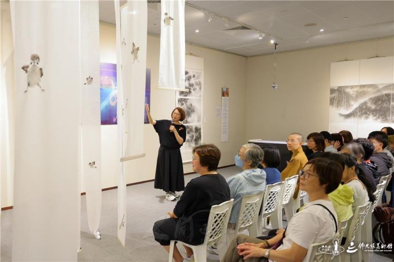 圖說:胡小萍老師介紹與馮靜顏老師的合作作品「吱吱喳喳是我家」,以麻雀聲比喻香港的生活節奏,人語車聲交織,活力充盈。 人間社記者周冠球攝 20260413Hongkong003