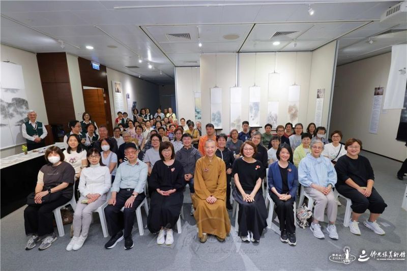 圖說:2026「佛誕特展—世間覺」開幕典禮大合照。 人間社記者周冠球攝 20260413Hongkong004