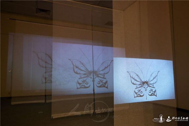 圖說:「與蝶同夢」,以動畫呈現蝴蝶飛舞之姿,影像在紗縵間循環流動,以片段式的美麗符號隨風浮動。 人間社記者周冠球攝 20260413Hongkong005