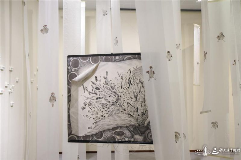 圖說:「吱吱渣渣是我家」,以麻雀比喻棲息於城市的香港人,即使身處繁忙與喧鬧之中,也映現出社會的活力、人情味,以及多姿多彩的生活面貌。 人間社記者周冠球攝 20260413Hongkong006