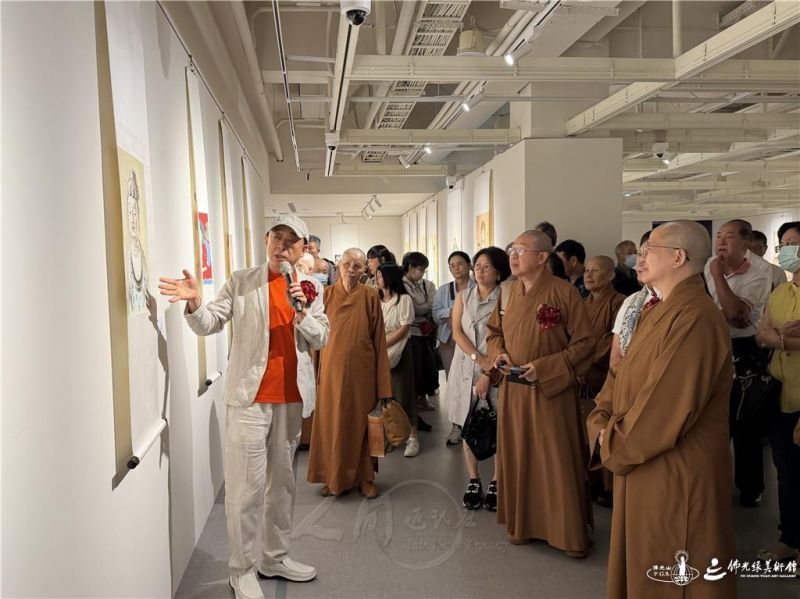 圖說:畫家董克文(左1)為與會貴賓導覽介紹幾幅畫作的畫風與畫法,說明菩薩肖像壁畫的彩塑畫法, 人間社記者劉妙秋攝 20260519Main004