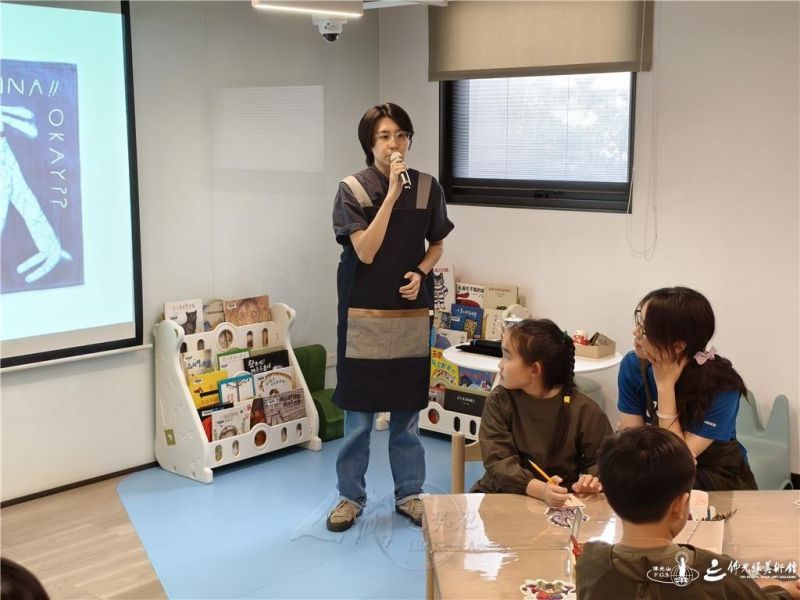 圖說:藝術家吳有容在惠中寺2樓佛光山惠中兒童藝術中心認真授課。人間社記者陳佳君攝 20260525taichung002