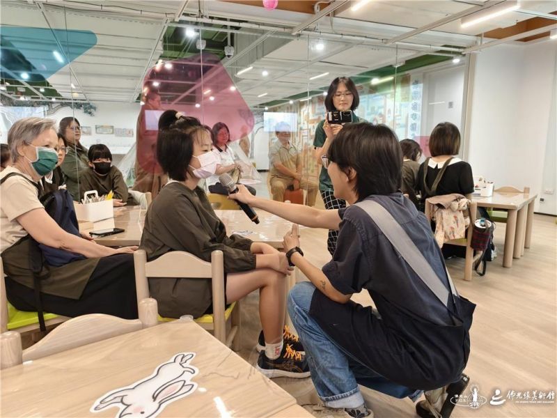 圖說:藝術家吳有容(右)在2樓佛光山惠中兒童藝術中心詢問小學員上一堂課的學習心得。人間社記者陳佳君攝 20260525taichung003