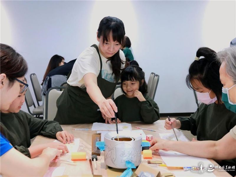 圖說:親子用小紙板引領小孩沾蠟繪圖。人間社記者陳佳君攝 20260525taichung004