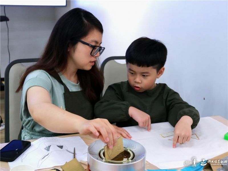 圖說:親子用小紙板引領小孩沾蠟繪圖。人間社記者陳佳君攝 20260525taichung005