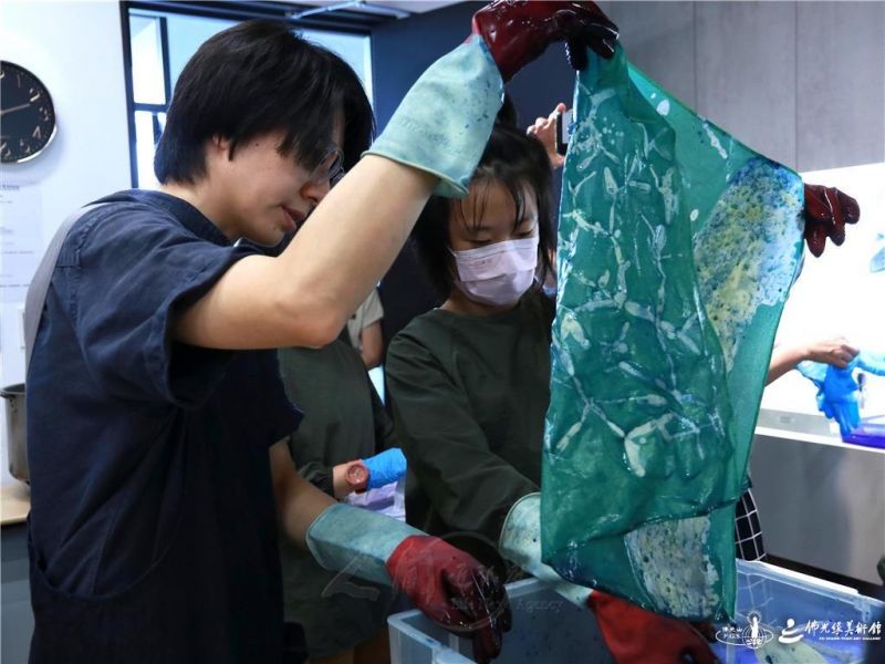 圖說:藝術家吳有容(左)在課程中負責熱染鍋入料、取料。人間社記者陳佳君攝 20260525taichung006