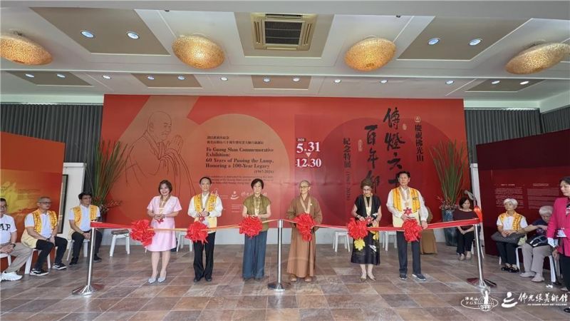 圖說:功德主龔迎迎(左起)、李雄才、施珍珍,佛光緣美術館菲律賓馬尼拉分館館長妙淨法師、功德主王素蘋及劉天民等貴賓一同剪綵。 圖/佛光山萬年寺提供 002