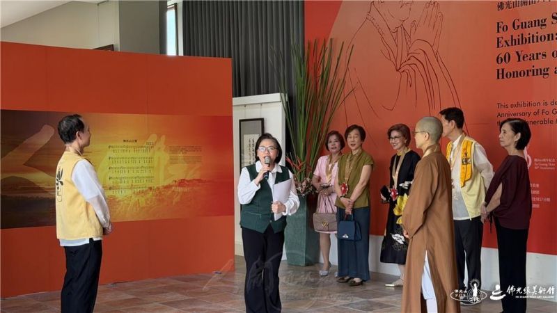 圖說:美術館執行長黃俊欣為大眾介紹各展區。 圖/佛光山萬年寺提供 006