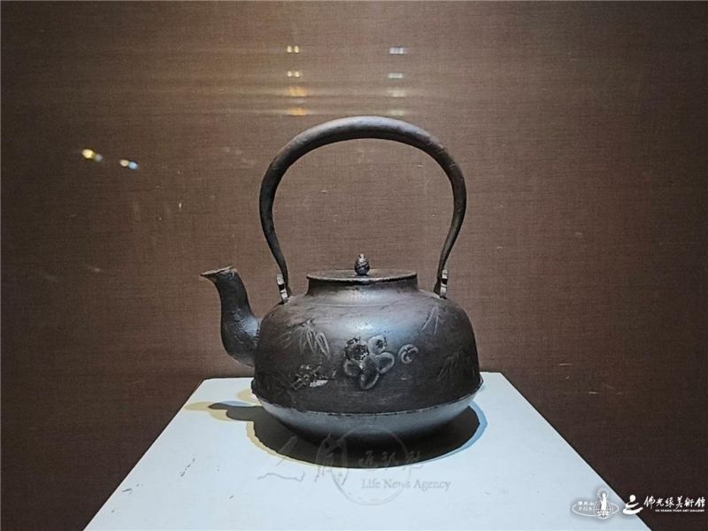 圖說:展品:〈歲寒三友鑄鐵壺-歲寒三友〉。 人間社記者陳逸偵攝 20260629taipei002
