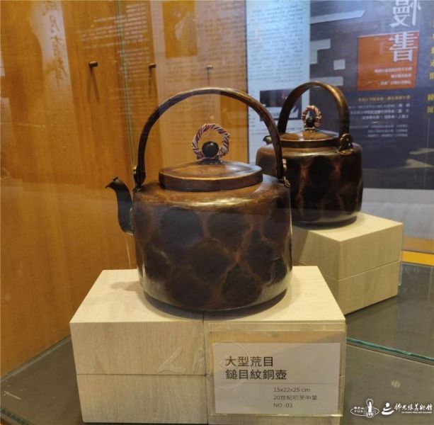 圖說:現場展品〈大型荒目-鎚目紋銅壺〉。 人間社記者陳逸偵攝 20260629taipei005