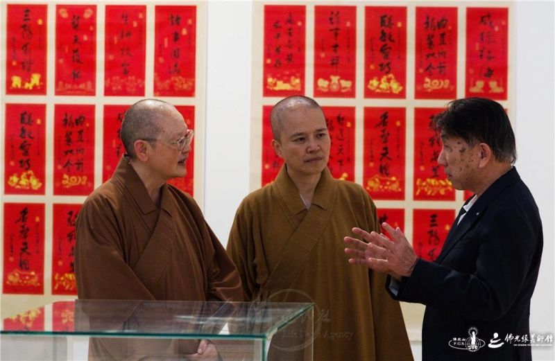 圖說:監寺如愷法師向台北駐福岡經濟文化辦事處祕書洪育欽簡介紹佛光山在全世界的慈善工作。 圖/福岡佛光山提供 20260810-003