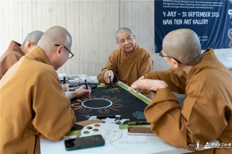 圖說:澳紐總住持滿可法師(中)與南天寺諸位法師一同集體創作。 人間社記者趙聞暄攝 20260810Naiten006