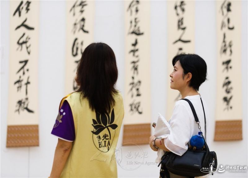 圖說:佛光人北崎淑真向民眾介紹展品。 人間社記者楊威攝 20260828-nagasaki-003