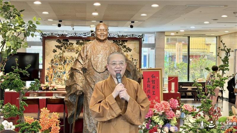 圖說:妙勤法師表示,林碧雲的作品充滿希望與信心。 人間社記者尤秀華攝 20260831-Yilan-002