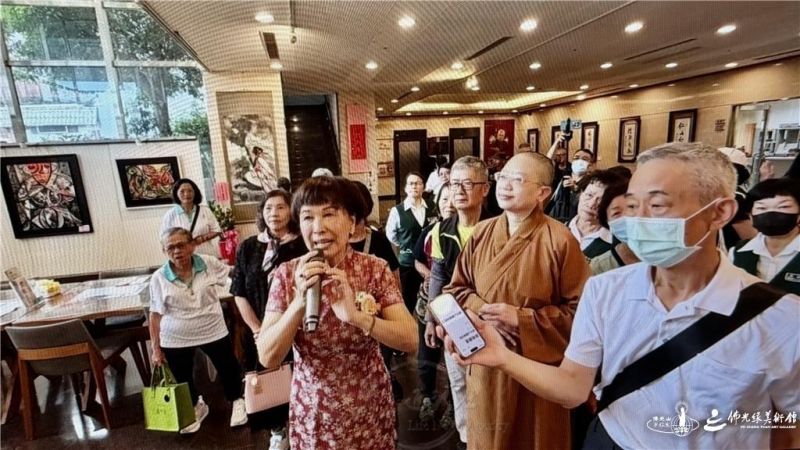 圖說:林碧雲用畫作說故事,讓故事傳真情,來賓們面帶歡喜聆聽。 人間社記者尤秀華攝 20260831-Yilan-004