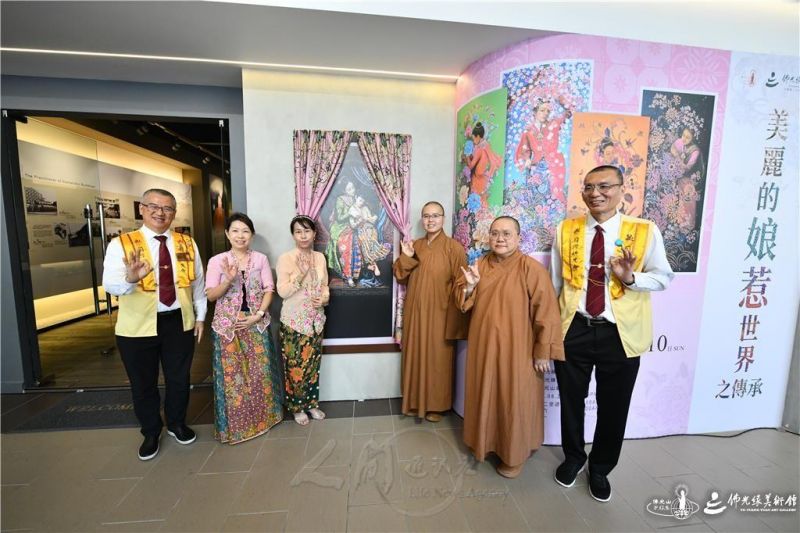 圖說:「美麗的娘惹世界之傳」畫展開幕,左起林培傳、陳鎂瀅、陳美姍、如彬法師、有明法師、陳志勉。 人間社記者胡柏瑜攝 001