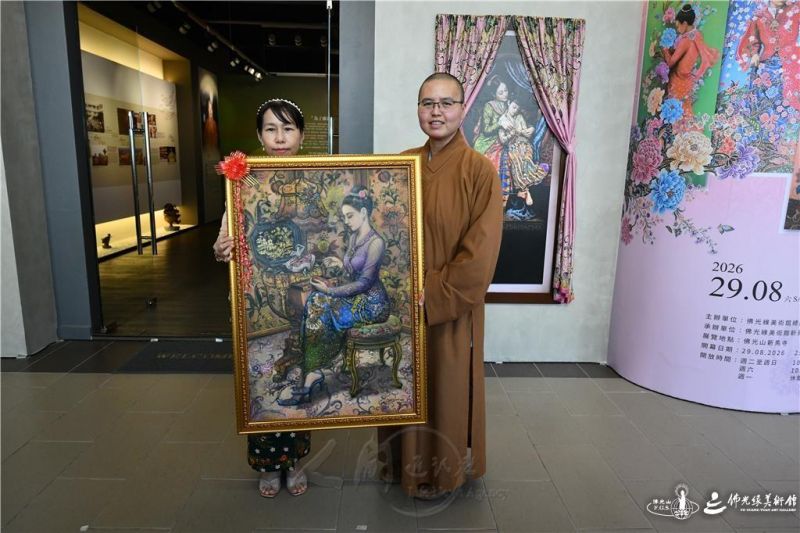 圖說:陳美姍(左)致贈〈燈下刺繡的小娘惹系列三〉畫作予新馬寺典藏,住持如彬法師(右)代表接受。 人間社記者胡柏瑜攝 002