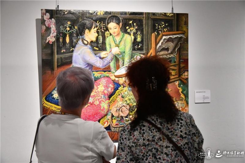圖說:民眾認真觀賞「美麗的娘惹世界之傳承」展出畫作。 人間社記者胡柏瑜攝 004