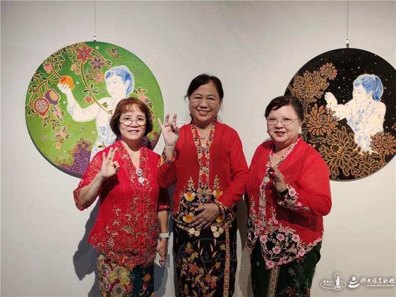 圖說:「美麗的娘惹世界之傳承」畫展,吸引女性民眾以娘惹服飾盛裝打扮出席賞畫。 人間社記者王邦松攝 005