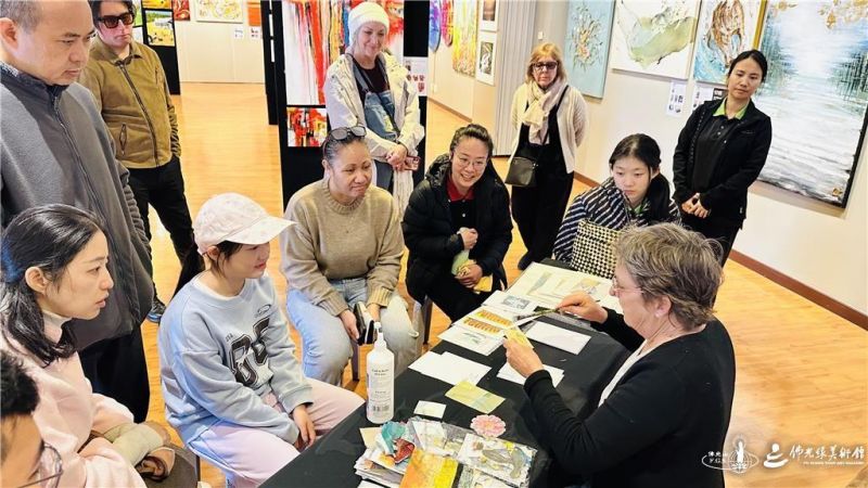 圖說:紐西蘭一館畫家Mary Nissen 從拼貼與版畫示範中傳達「不完美也可以成為美」。 圖/紐西蘭北島佛光山提供 20260913-NZ1-003