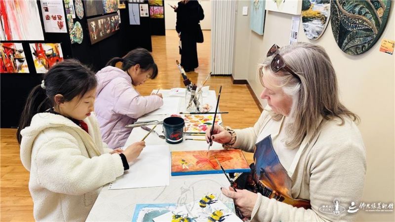 圖說:紐西蘭一館藝術家Lauren Mackenzie鼓勵兒童發揮想象創意作品。 圖/紐西蘭北島佛光山提供 20260913-NZ1-005