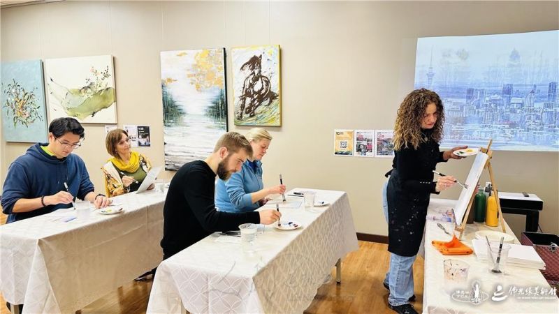圖說:紐西蘭一館藝術家Sue Mansour也透過 「Yes, You Can Paint!」 工作坊,以輕鬆有趣的引導鼓勵不同年齡與經驗的大眾親近繪畫,在創作中建立自信、感受藝術的樂趣。 圖/紐西蘭北島佛光山提供 20260913-NZ1-006