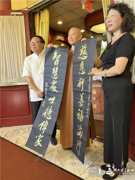 圖說:書法家孫惠莉(右)致贈泥金書法作品予佛光緣美術館西來館,由如松法師(中)代表接受。人間社記者Mimi攝 20260921-HsiLai-004
