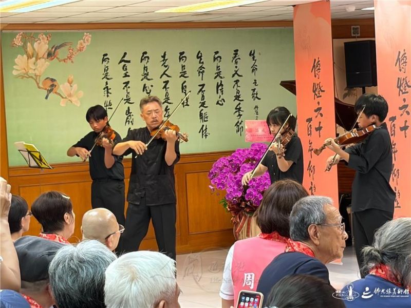 圖說:屏東愛樂樂團表演《梁祝小提琴協奏曲》。 人間社記者李小潔攝 20260922-Pingtung-003