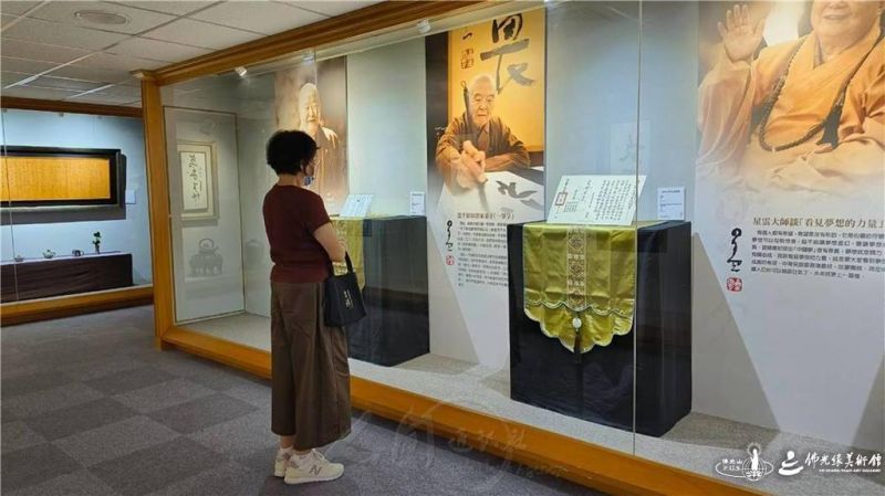 圖說:民眾欣賞紀念特展星雲大師書寫墨寶情形。 人間社記者黃冠騰攝 20260922-Pingtung-005