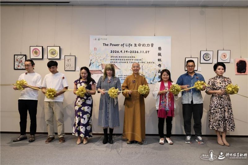 圖說:主禮嘉賓剪綵(由右至左):廖亦詩、Patryk Chao、Angela Cheung、總住持永富法師、蔡毅虹、胡釋予、Simon、阿昇。 人間社記者陳滿華攝 20260922-Hongkong-001