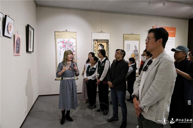 圖說:蔡毅虹老師導賞其展品。 人間社記者陳滿華攝 20260922-Hongkong-004