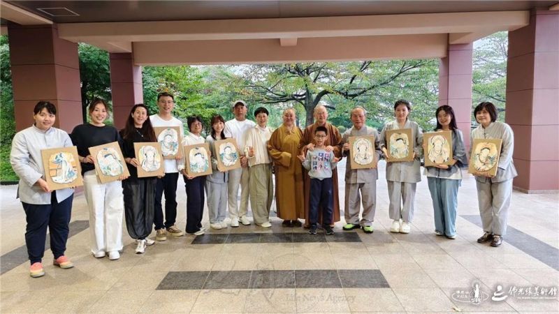 圖說:學員們歡喜展示自己的繪畫成果。 圖/佛光法水寺提供 001